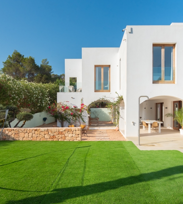 Resa Estates finca Can Floral Ibiza sale koop side house grass.jpg